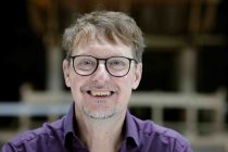 Deutsche Schriftsteller Stefan Keller im Interview bezüglich seines neuen Sachbuchs "Vom Mythos zum Selfie. Wie wir uns die Welt erzählen" im Rautenstrauch-Joest-Museum Köln (&copy; Thomas Brill)