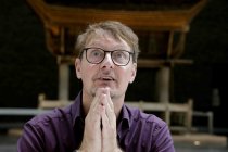 Deutsche Schriftsteller Stefan Keller im Interview bezüglich seines neuen Sachbuchs "Vom Mythos zum Selfie. Wie wir uns die Welt erzählen" im Rautenstrauch-Joest-Museum Köln (&copy; Thomas Brill)