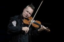 Britischer Violinist Nigel Kennedy gastiert mit Peter Adams (Violoncello), Piotr Kulakowski (Kontrabass), Rolf Bussalb (Gitarre) und Doug Boyle (Gitarre) mit seinem Programm "BACH meets KENNEDY meets GERSHWIN" in der Kölner Philharmonie (© Thomas Brill)