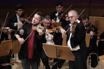 Britischer Violinist Nigel Kennedy leitet die Russische Kammerphilharmonie St. Petersburg in der Philharmonie Köln (© Thomas Brill)