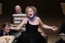 Deutsche Sopranistin Simone Kermes gastiert in Begleitung des Concerto Köln unter der Leitung der japanischen Konzertmeisterin und Violinistin Mayumi Hirasaki in der Philharmonie Köln (© Thomas Brill)