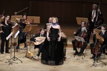 Deutsche Sopranistin Simone Kermes gastiert in Begleitung des Concerto Köln unter der Leitung der japanischen Konzertmeisterin und Violinistin Mayumi Hirasaki in der Philharmonie Köln (© Thomas Brill)