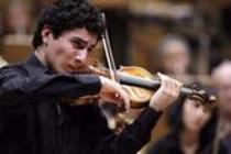 Venezolanischer Dirigent Gustavo Dudamel leitet die Göteborgs Symfoniker in Begleitung des armenischen Violinisten Sergey Khachatryan in der Philharmonie Köln (© Thomas Brill)