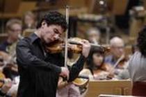 Venezolanischer Dirigent Gustavo Dudamel leitet die Göteborgs Symfoniker in Begleitung des armenischen Violinisten Sergey Khachatryan in der Philharmonie Köln (© Thomas Brill)