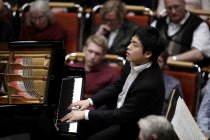 Südkoreanische Pianist Sunwook Kim gastiert in Begleitung des Gürzenich-Orchester Köln unter der Leitung des deutsche Dirigenten Michael Sanderling in der Philharmonie Köln (© Thomas Brill)