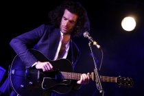 Englische Singer-Songwriter Charles Costa alias King Charles gastiert auf seiner "Gamble For A Rose"-Tour im Luxor Köln (© Thomas Brill)