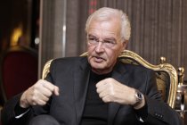 Deutscher Schriftsteller Bodo Kirchhoff im Interview über seinen neuen Roman "Verlangen und Melancholie" im Savoy Hotel Köln (© Thomas Brill)