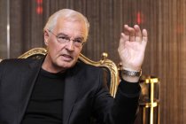 Deutscher Schriftsteller Bodo Kirchhoff im Interview über seinen neuen Roman "Verlangen und Melancholie" im Savoy Hotel Köln (© Thomas Brill)
