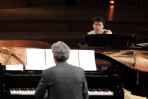 Die Pianisten Kit Armstrong, Ragna Schirmer, Matthias Kirschnereit, Andrea Lucchesini begleiten das Bach Collegium München unter der Leitung des deutschen Violinisten Florian Sonnleitner in der Philharmonie Köln (© Thomas Brill)