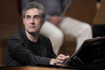 Die Pianisten Kit Armstrong, Ragna Schirmer, Matthias Kirschnereit, Andrea Lucchesini begleiten das Bach Collegium München unter der Leitung des deutschen Violinisten Florian Sonnleitner in der Philharmonie Köln (© Thomas Brill)