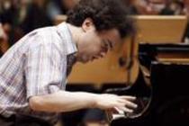 Russischer Pianist Jewgenij Kissin leitet und begleitet das Kremerata Baltica in der Philharmonie Köln  (© Thomas Brill)