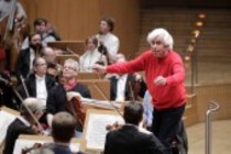 Russische Dirigent Dmitrij Kitajenko leitet die Wiener Symphoniker in Begeitung der englischen Trompeterin Alison Balsom in der Philharmonie Köln (© Thomas Brill)