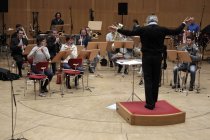 Argentinische Dirigent Emilio Pomarico leitet das Klangforum Wien in der Philharmonie Kln (&copy; Thomas Brill)