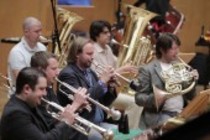 Argentinische Dirigenten Emilio Pomarico leitet das Klangforum Wien in der Philharmonie Köln (&copy; Thomas Brill)