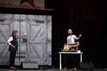 Stück ""Babi - Brötchen Flat" mit Martina Klinke und Charalampos Lavassas beim Stunk-Festival "Dä, do simmer widder" im E-Werk Köln (© Thomas Brill)
