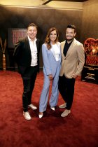 Promi-Ehepaar Jana Ina & Giovanni Zarrella und der Musical- und Theaterproduzent Maik Klokow präsentieren die Zusammenarbeit mit "Moulin Rouge! Das Musical" im Musical Dome Köln (© Thomas Brill)