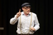 Herbert Knebels Affentheater gastiert auf seiner "Der Letzte macht dat Licht aus"-Tour im Theater am Tanzbrunnen Köln (© Thomas Brill)
