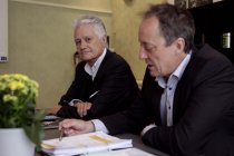 Deutsche Journalist Guido Knopp und der Programmgeschäftsführer des Ereignis- und Dokumentationskanals Phoenix Michael Hirz im Interview über den phoenix-Programmschwerpunkt „Rätsel RAF-Terror“ im Hotel Hilton Köln (© Thomas Brill)