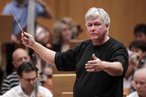 Ungarische Dirigent Zoltán Kocsis leitet die Ungarische Nationalphilharmonie des russischen Pianisten Nikolai Alexandrowitsch Tokarew in der Philharmonie Köln (© Thomas Brill)