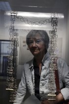 Die Ausstellung „Einfach nachhaltig. Kölner Schmuckkunst heute“ gastiert vom 3. Juli bis zum 1. August 2021 im Museum für Angewante Kunst in Köln (© Thomas Brill)
