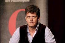Französische Philosoph Gaspard Koenig diskutiert mit dem Chefredakteur des Philosophie Magazin Dr. Wolfram Eilenberger über "Das Ende des Individuums" im Rahmen der phil.COLOGNE 2021 im Comedia Theater Köln (© Thomas Brill)