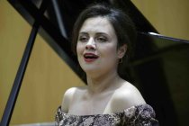 Deutsche Sporanistin Katharina Konradi gastiert in Begleitung des deutschen Pianisten Eric Schneider mit einem „Weihnachtskonzert“ im Rahmen der Konzertreihe "Im Zentrum Lied" im Antoniussaal, Citykirchenzentrum Köln (© Thomas Brill)