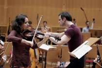Moldawische Violinistin Patricia Kopatchinskaja gastiert in Begleitung des SWR Sinfonieorchester Baden-Baden und Freiburg unter der Leitung des griechischen Dirigenten Teodor Currentzis in der Philharmonie Köln (© Thomas Brill)