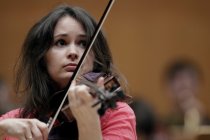 Moldawische Violinistin Patricia Kopatchinskaja gastiert in Begleitung des MusicAeterna Orchestra unter der Leitung des griechischen Dirigenten Teodor Currentzis in der Philharmonie Köln (© Thomas Brill)