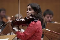 Moldawische Violinistin Patricia Kopatchinskaja gastiert in Begleitung des MusicAeterna Orchestra unter der Leitung des griechischen Dirigenten Teodor Currentzis in der Philharmonie Köln (© Thomas Brill)