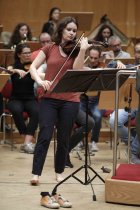 Moldawische Violinistin Patricia Kopatchinskaja gastiert in Begleitung des Mahler Chamber Orchestra unter der Leitung des schweizer Dirigenten Lorenzo Viotti in der Philharmonie Köln (&copy; Thomas Brill)