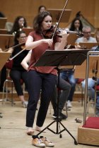 Moldawische Violinistin Patricia Kopatchinskaja gastiert in Begleitung des Mahler Chamber Orchestra unter der Leitung des schweizer Dirigenten Lorenzo Viotti in der Philharmonie Köln (&copy; Thomas Brill)