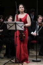 Moldawische Violinistin Patricia Kopatchinskaja begleitet das Mahler Chamber Orchestra unter der Leizung des niederländischen Dirigenten Lawrence Renes in der Philharmonie Köln (© Thomas Brill)