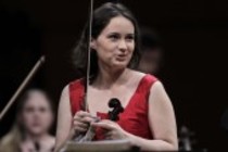 Moldawische Violinistin Patricia Kopatchinskaja begleitet das Mahler Chamber Orchestra unter der Leizung des niederländischen Dirigenten Lawrence Renes in der Philharmonie Köln (© Thomas Brill)