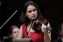 Moldawische Violinistin Patricia Kopatchinskaja begleitet das Mahler Chamber Orchestra unter der Leizung des niederländischen Dirigenten Lawrence Renes in der Philharmonie Köln (© Thomas Brill)