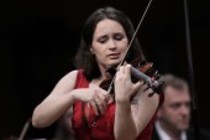 Moldawische Violinistin Patricia Kopatchinskaja begleitet das Mahler Chamber Orchestra unter der Leizung des niederländischen Dirigenten Lawrence Renes in der Philharmonie Köln (© Thomas Brill)