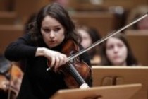 Moldawische Violinistin Patricia Kopatchinskaja begleitet die Junge Deutsche Philharmonie unter der Leitung des russischen Dirigenten in der Philharmonie Köln (© Thomas Brill)