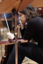 Moldawische Violinistin Patricia Kopatchinskaja begleitet die Junge Deutsche Philharmonie unter der Leitung des russischen Dirigenten in der Philharmonie Köln (© Thomas Brill)