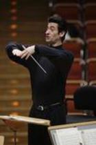Amerikanischen Dirigent Yakov Kreizberg leitet das Nederlands Philharmonisch Orkest in Begleitung der deutschen Violinistin Julia Fischer in der Philharmonie Köln (© Thomas Brill)
