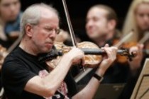 Violinist Gidon Kremer leitet das Kremerata Baltica im Rahmen seines 60. Geburtstag in der Kölner Philharmonie (© Thomas Brill)