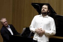 Deutsche Bariton Konstantin Krimmel gastiert in Begleitung des deutschen Pianisten Eric Schneider mit dem Programm „Fremd bin ich eingezogen“ im Rahmen der Konzertreihe "Im Zentrum Lied" im Humbold-Gymnasium Köln (&copy; Thomas Brill)