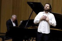 Deutsche Bariton Konstantin Krimmel gastiert in Begleitung des deutschen Pianisten Eric Schneider mit dem Programm „Fremd bin ich eingezogen“ im Rahmen der Konzertreihe "Im Zentrum Lied" im Humbold-Gymnasium Köln (&copy; Thomas Brill)
