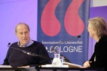 Deutsche Schriftsteller Michael Krüger erzählt Elke Heidenreichbei der Lesung von „Jeder Mensch ist eine kleine Gesellschaft“ aus einem reichen Leben im Rahmen der lit.COLOGNE in der Flora Köln (&copy; Thomas Brill)