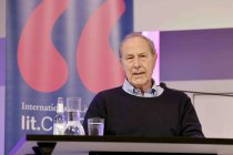 Deutsche Schriftsteller Michael Krüger erzählt Elke Heidenreichbei der Lesung von „Jeder Mensch ist eine kleine Gesellschaft“ aus einem reichen Leben im Rahmen der lit.COLOGNE in der Flora Köln (&copy; Thomas Brill)