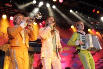 Deutsche Schlagersänger Dieter Thomas Kuhn gastiert mit seiner Band auf seiner "Festival der Liebe“-Tour Open Air am Tanzbrunnen Köln (© Thomas Brill)