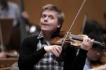 Finnische Violinist Pekka Kuusisto begleitet die Deutsche Kammerphilharmonie Bremen unter der Leitung des amerikanischen Dirigenten Paavo Järvi in der Philharmonie Köln (© Thomas Brill)