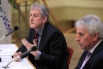 Intendant Louwrens Langevoort und OB Jürgen Roters stellen auf der Jahrespressekonferenz die Konzertreihen und Projekte der Saison 2011/2012 in der Philharmonie Köln vor  (&copy; Thomas Brill)