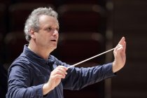 Französischer Dirigent Louis Langrée leitet die Camerata Salzburg in der Philharmonie Köln (© Thomas Brill)