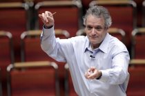 Französischer Dirigent Louis Langrée leitet das Gürzenich-Orchester Köln in der Philharmonie Köln (© Thomas Brill)
