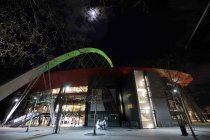 Bogen der Lanxess Arena Köln leuchtet aus Anlass des St. Patrick's Day in grün꠶ (© Thomas Brill)