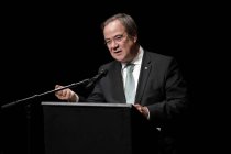 Deutsch-israelische Psychologe und Autor Ahmad Mansour erhält den Menschenrechtspreis 2019 der Gerhart und Renate Baum-Stiftung in der Außenspielstätte der Oper Köln am Offenbachplatz Köln (© Thomas Brill)